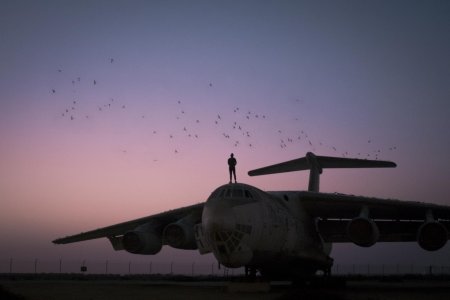 Самолет в закате