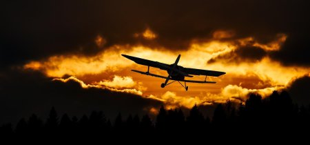 Самолет в закате