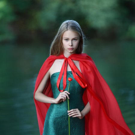 Девушка в красном плаще