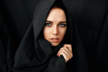Девушка в капюшоне
