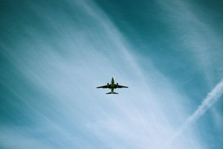 Самолет в небе
