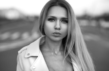 Красивая блондинка