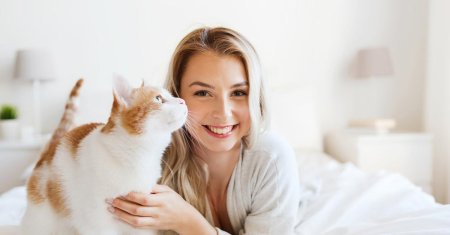 Блондинка с котом
