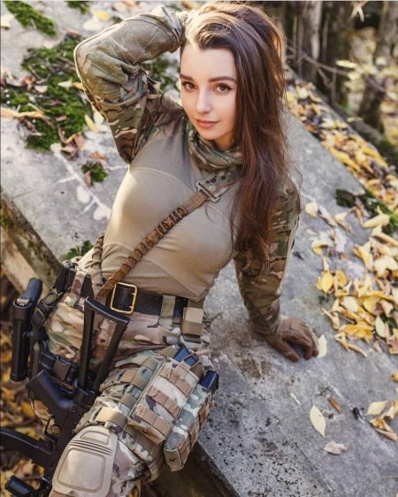 Елена делигиоз в военной форме