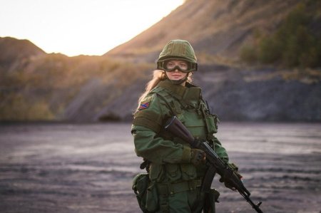 Девушка в военной форме