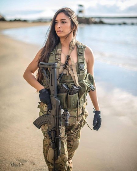 Девушка военная