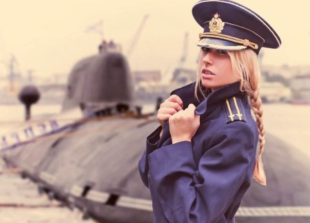 Девушки в морской форме