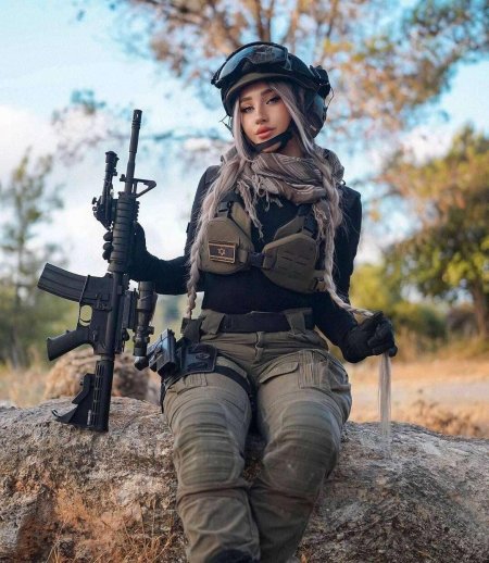 Девушка военная