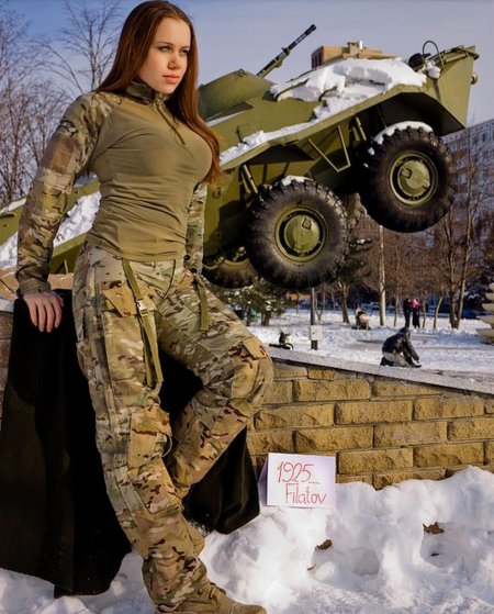 Девушки и военная техника