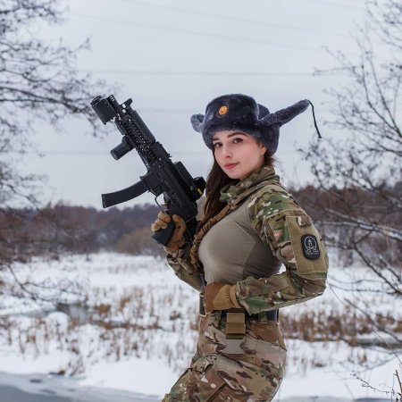 Елена делигиоз в военной форме