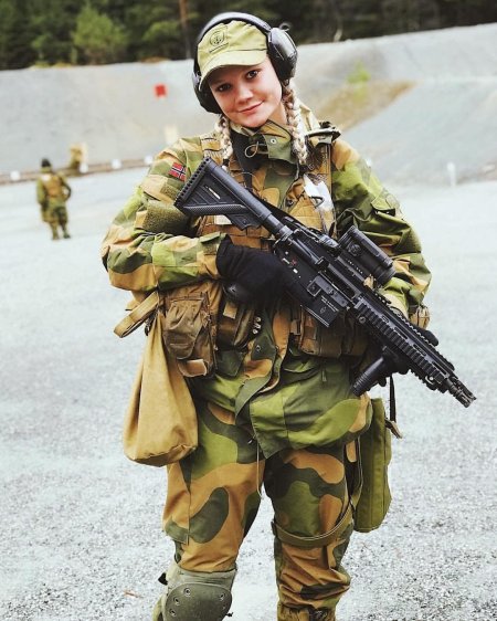 Девушка военной форме