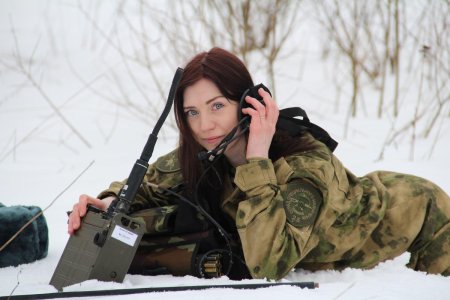 Девушка военная