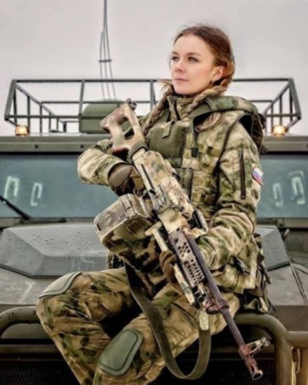 Девушка военная