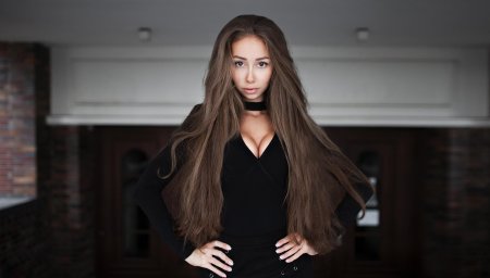 Шатенка с длинными волосами