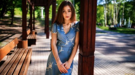Девушка брюнетка