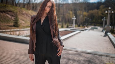 Девушка брюнетка