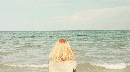 Блондинка с короткими волосами на море