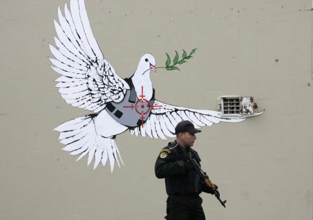 Banksy голубь