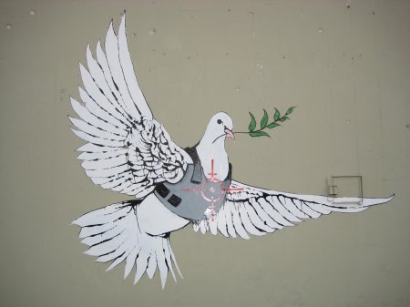 Бэнкси художник голубь мира