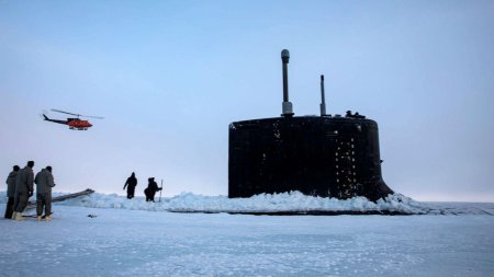 Всплытие подводной лодки в арктических льдах