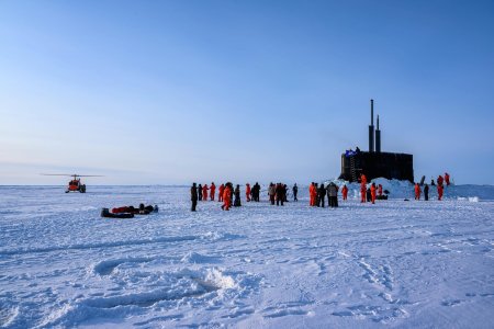 Всплытие подводной лодки на северном полюсе