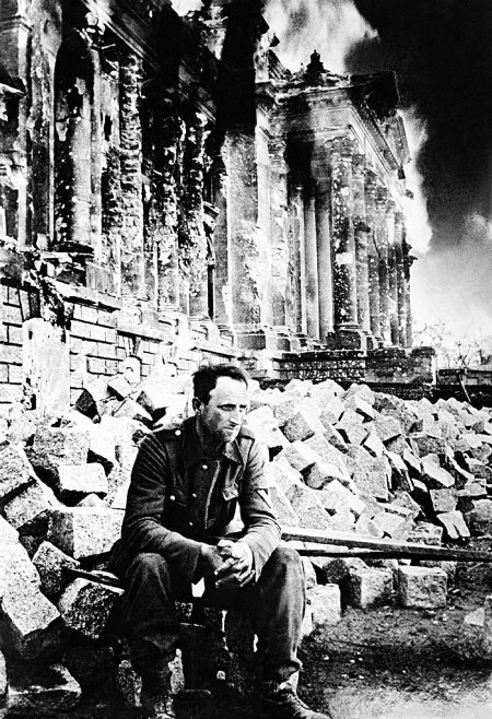 Солдаты у рейхстага 1945