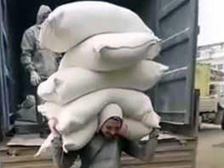 Грузчик с мешком