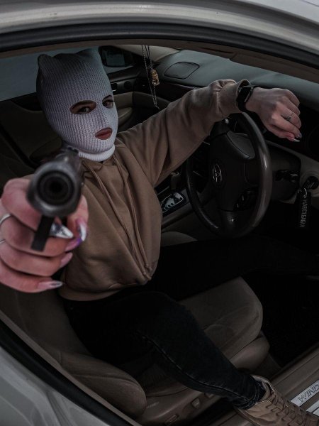 Девушка в балаклаве