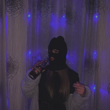 Девушка в балаклаве
