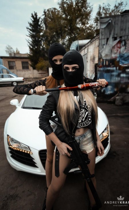 Девушка в балаклаве