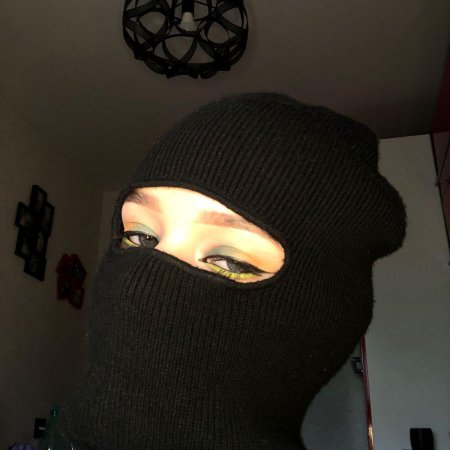 Девушка в балаклаве с оружием