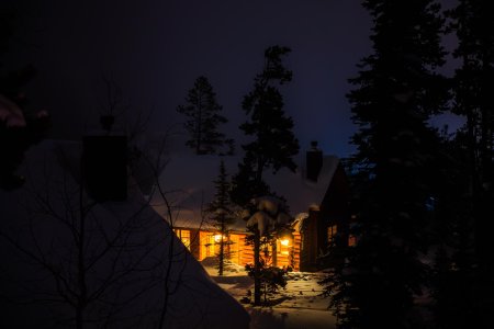 Домик в зимнем лесу