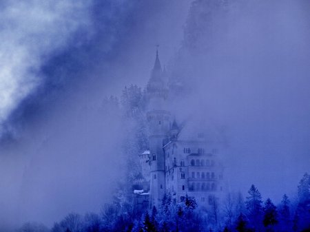Замок нойшванштайн в тумане