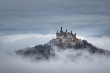 Сказочный остров в тумане. замок гогенцоллерн, германия