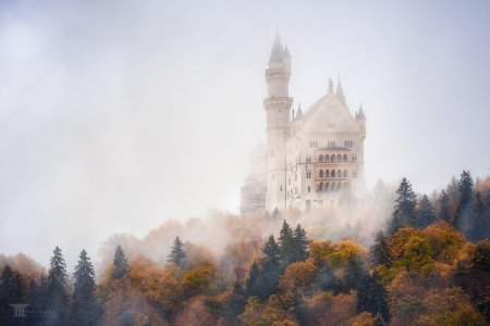За́мок нойшванштайн в тумане