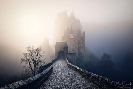Замок эльц германия в тумане