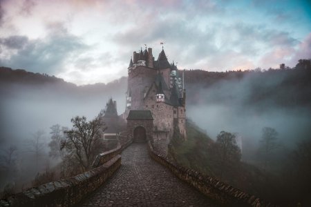 Замок эльц германия в тумане