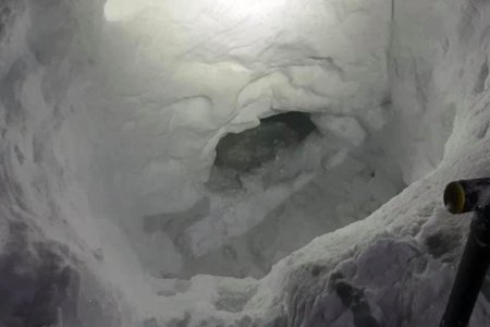 Пещера снежная