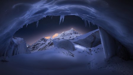 Пещера в снегу
