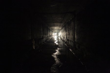 Темный коридор заброшки