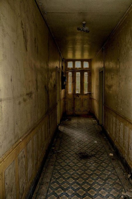 Заброшенный госпиталь (abandoned hospital red)