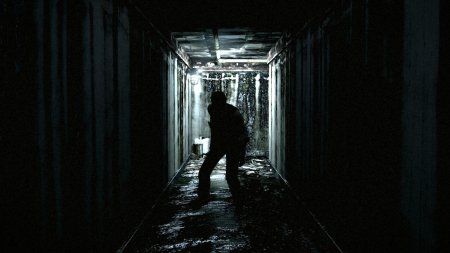 Человек в темном коридоре