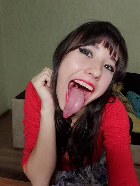 Длинный язык у девушки