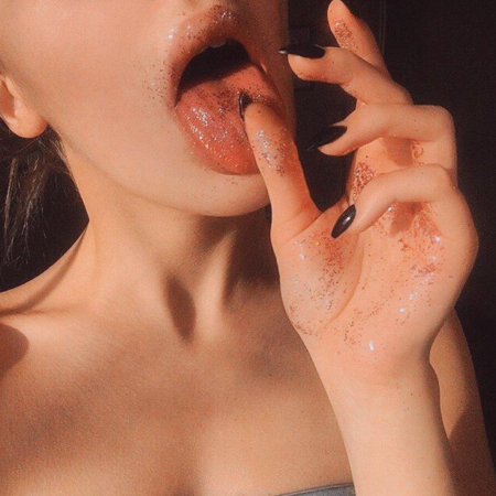 Красивые девушки с языком