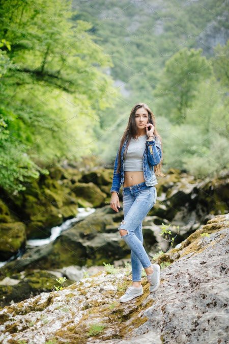 Девушка в джинсах