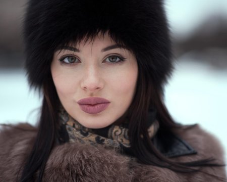 Брюнетка
