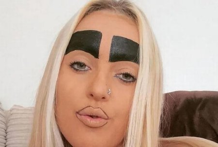 Девушка с большими бровями