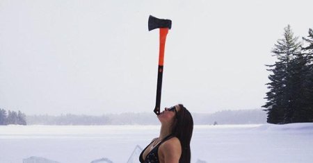 Девушка с топором