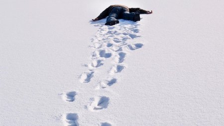 Человек в снегу