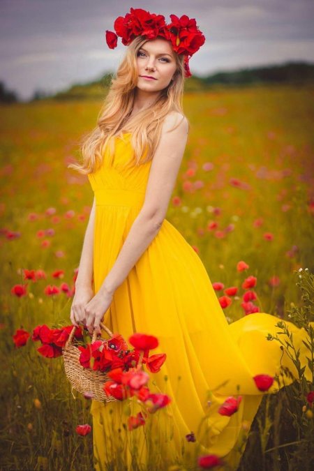 Девушки в желтых платьях на закате